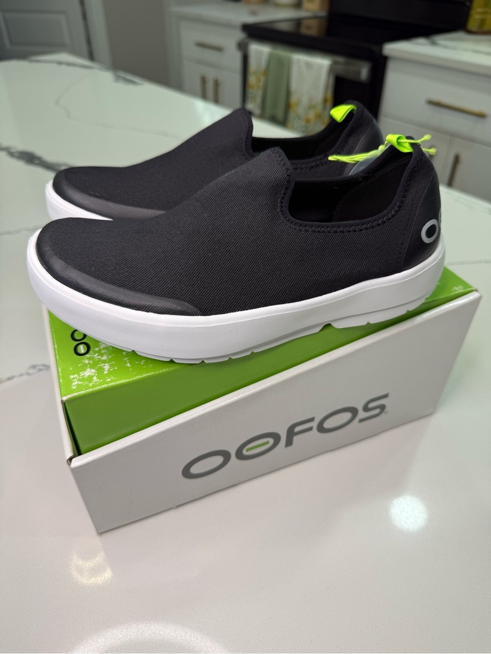 OOFOS OOmg Eezee Women's Slip-On Recovery Shoes Black White Size 6.5